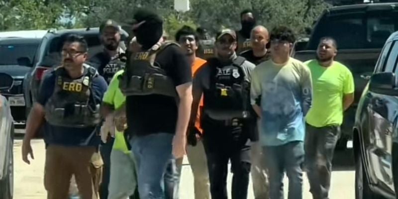 Migrante construyó una piscina olímpica en 10 días en Texas y lo entregaron a migración para no pagarle