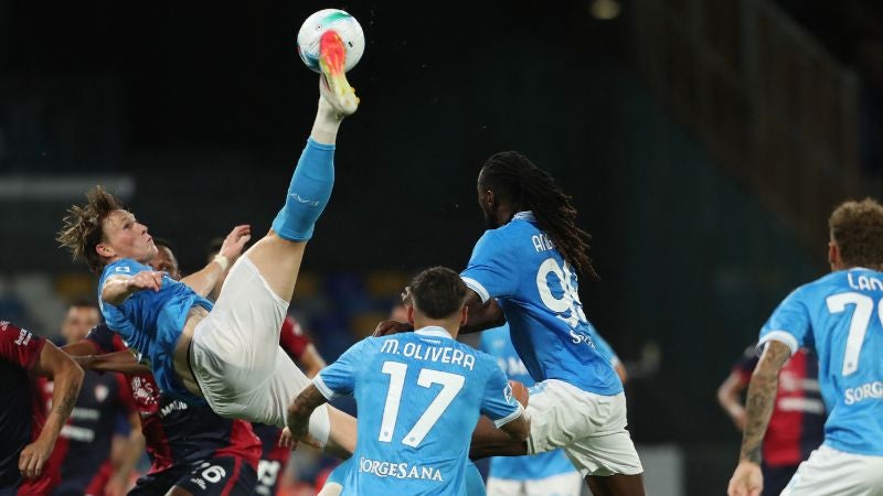 El centrocampista escocés del Napoli, Scott McTominay, remata durante el partido contra el Cagliari.