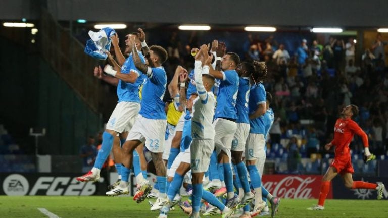 Los jugadores del Napoli celebran su victoria al final del partido contra el Cagliari.