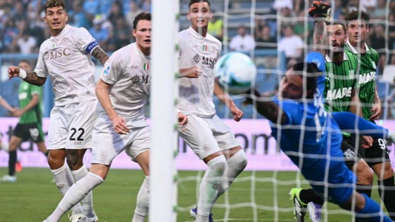 Los napolitanos, Giovanni Di Lorenzo y Scott McTominay, mira el balón mientras el portero del Sassuolo, Stefano Turati, no logra atajar un gol del belga, Kevin De Bruyne.