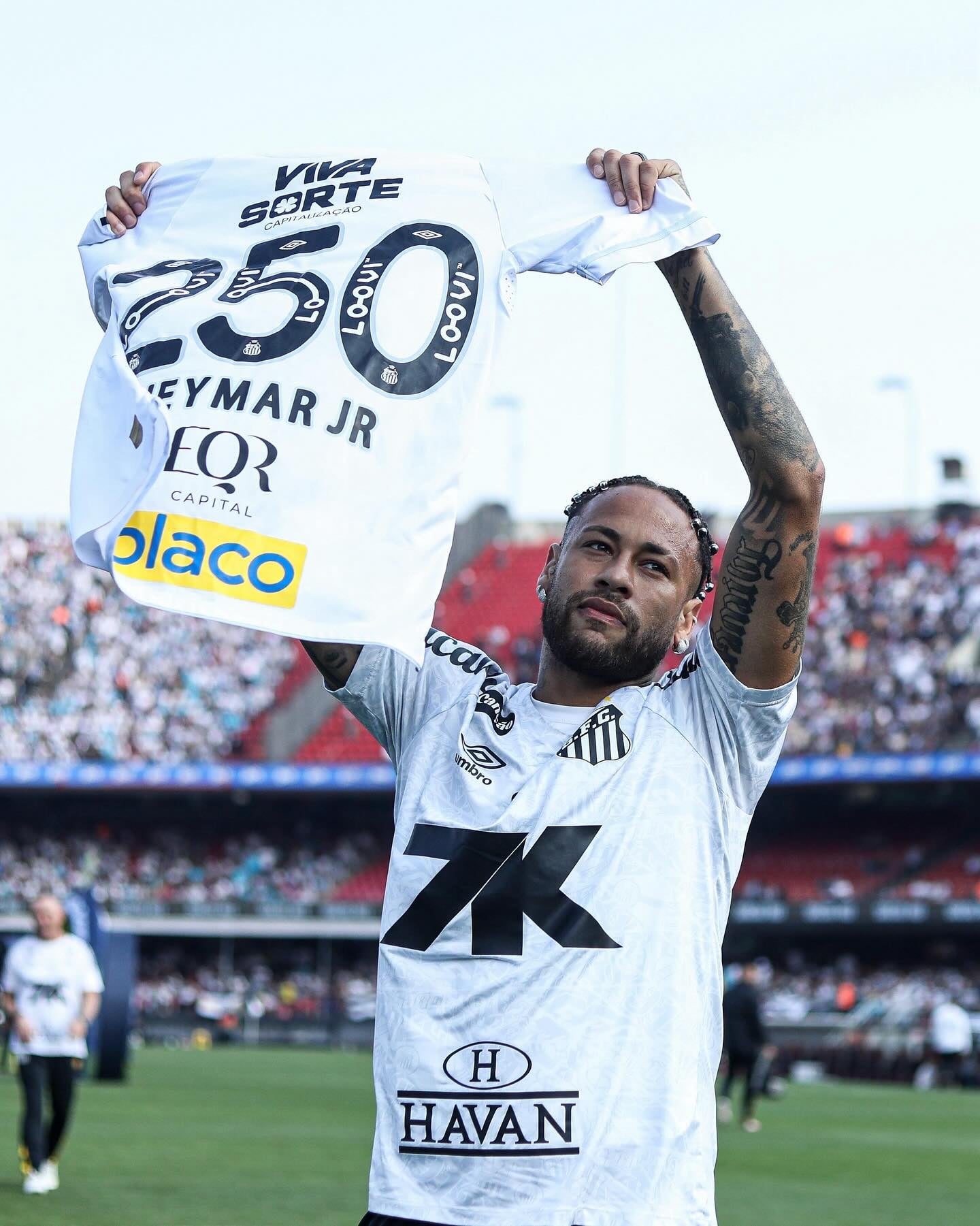 El delantero del Santos, Neymar, es otro de los grandes ausentes en la selección de Brasil.