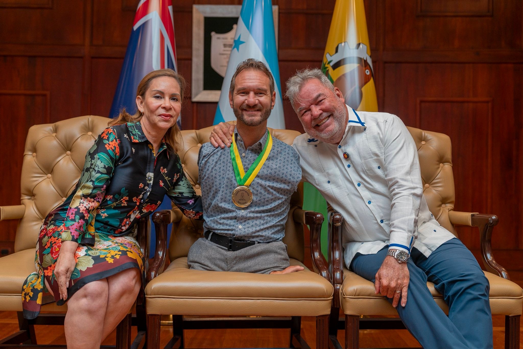 Nick Vujicic acompañado del alcalde de San Pedro Sula y su esposa.