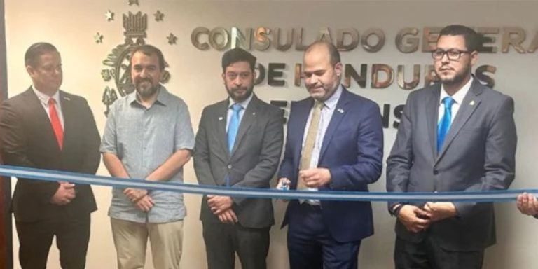 Hondureños ya pueden tramitar pasaportes y DNI en Kansas City: inauguran consulado