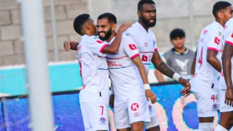 Jorge Álvarez felicita a José Mario Pinto, anotador de dos goles contra el Platense.