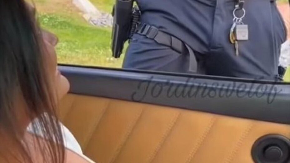 Policía despedido acusado modelo de OnlyFans