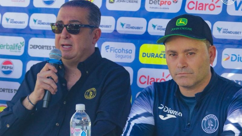 El presidente vitalicio de Motagua, Pedro Atala, junto al nuevo técnico del club, Javier López.