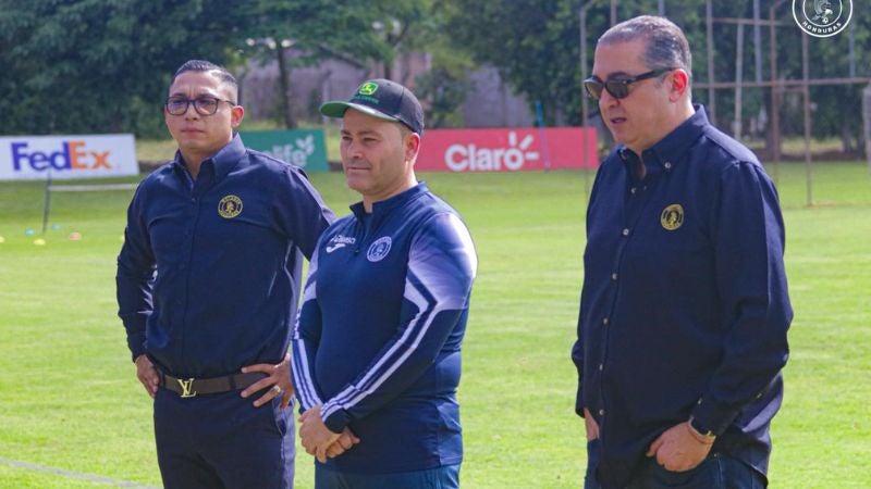 El presidente de Motagua, Pedro Atala, y el director deportivo, Emilio Izaguirre, presentaron al técnico español, Javier López.