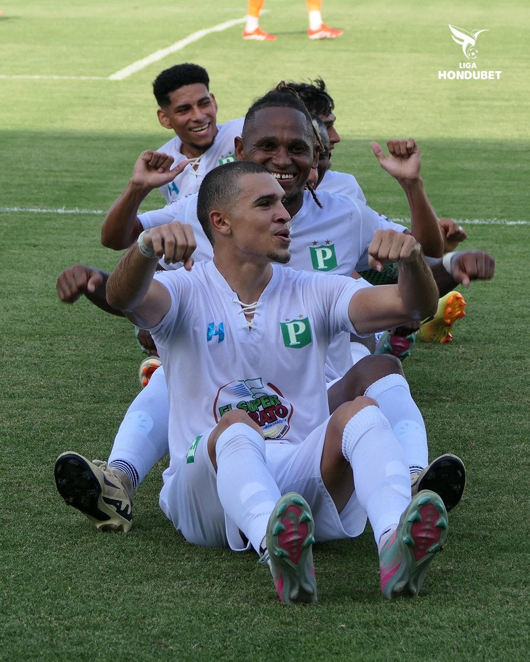 El tren de celebración de los platensistas lo encabeza el goleador, Erick Puerto.