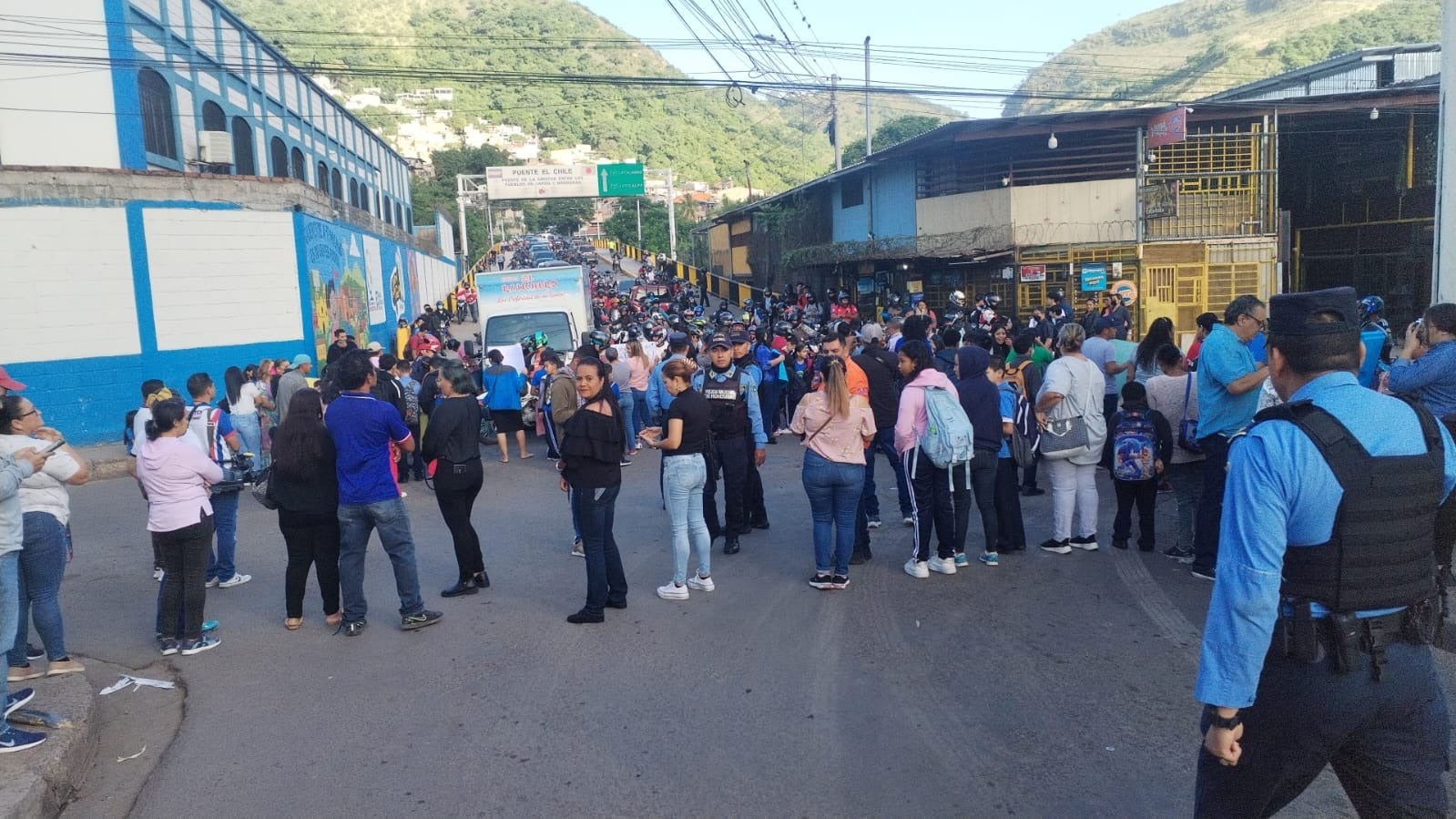 Padres demandan escuela Álvaro Contreras