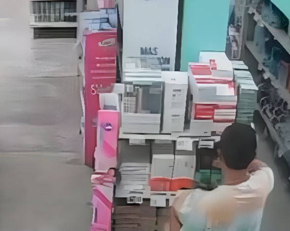 En el video se observa cómo el hombre se lleva cosas y las esconde en su calzoneta.