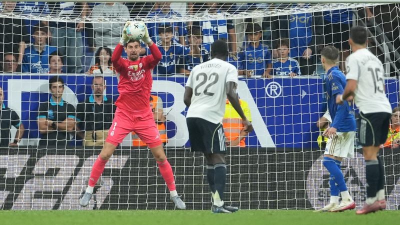 El portero belga del Real Madrid, Thibaut Courtois, controla el balón durante el partido contra el Real Oviedo.