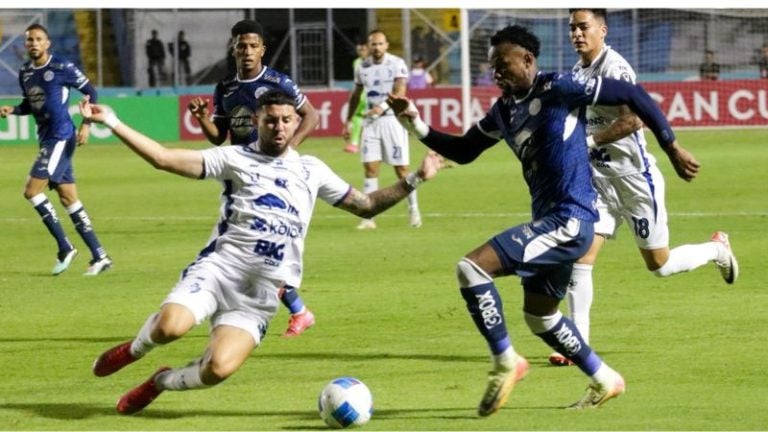 El carrilero izquierdo de Motagua, Ricky Zapata, busca superar al marcador derecho del Cartaginés, Carlos Barahona.