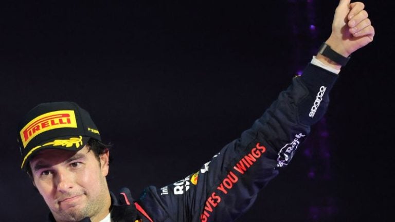 La escudería estadounidense Cadillac anunció que sus pilotos serán el mexicano Sergio "Checo" Pérez y el finlandés Valtteri Bottas.