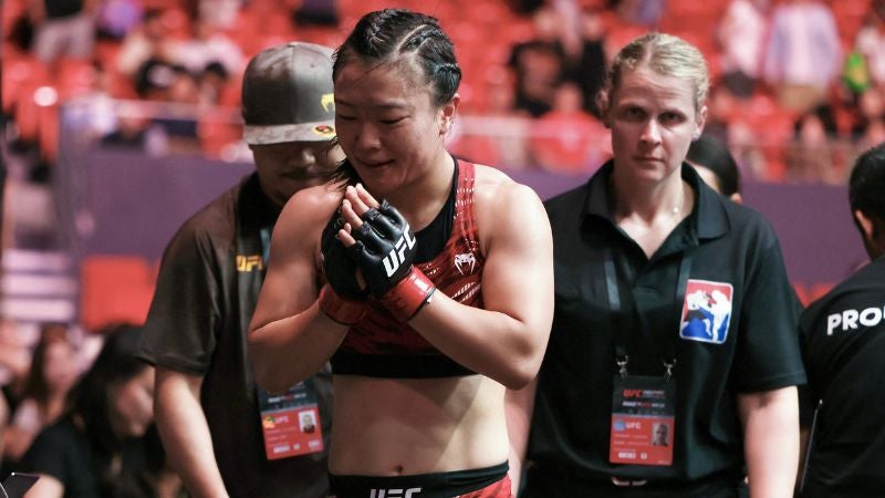 La china Shi Ming reacciona después de su pelea contra la brasileña Bruna Brasil.
