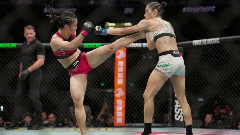La china Shi Ming pelea contra la brasileña Bruna Brasil durante su evento de peso paja femenino del UFC Fight Night en Shanghái.