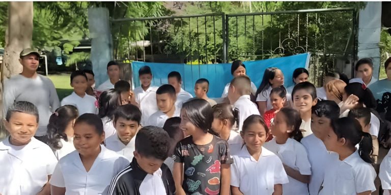 Padres y alumnos toman escuela en Esquías para exigir regreso de maestra