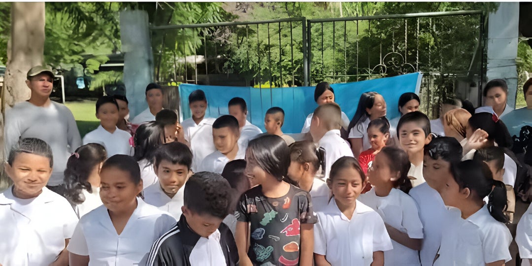 Padres y alumnos toman escuela en Esquías para exigir regreso de maestra
