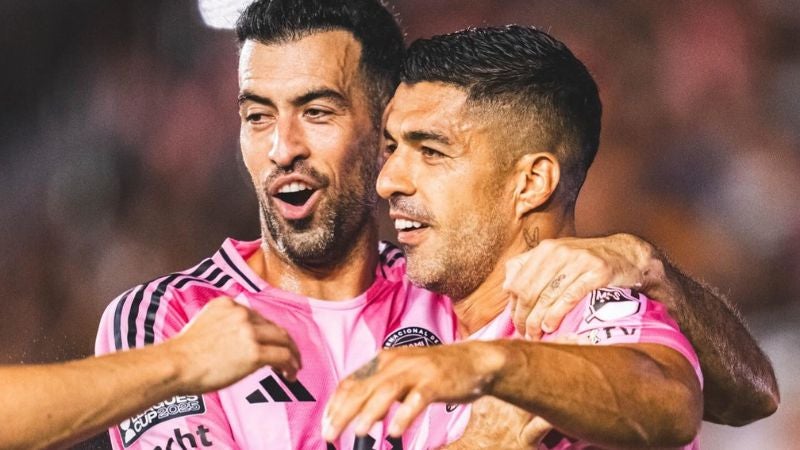 Luis Suárez y Sergio Busquets celebran el triunfo sobre el Tigres de México.