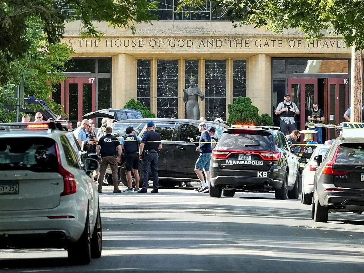 Al menos dos niños muertos en un tiroteo en la iglesia de una escuela católica de EE.UU