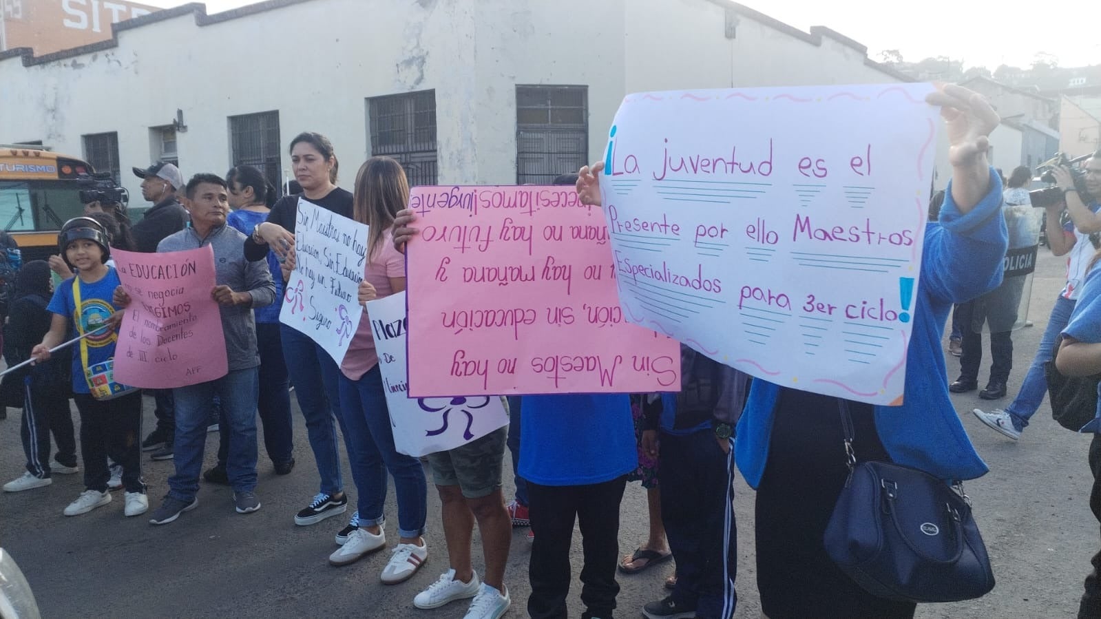 Padres demandan escuela Álvaro Contreras