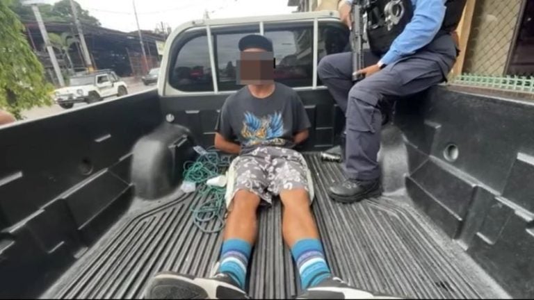 «La gente se merece respeto»: capturan a cobrador por andar ‘mal vestido’ en la capital