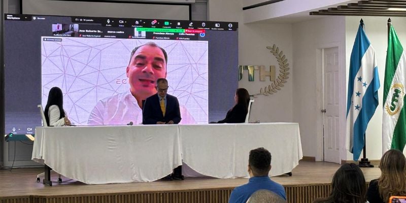 UTH clausura curso pionero sobre Inteligencia Artificial aplicada al Derecho