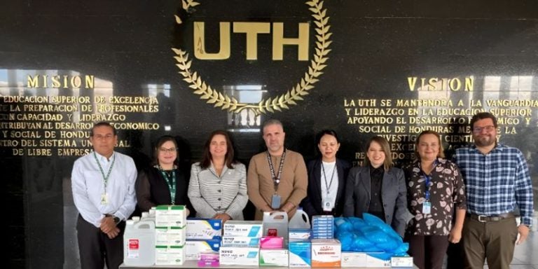 UTH entrega insumos médicos recaudados por alumnos a centro de salud La Cañada