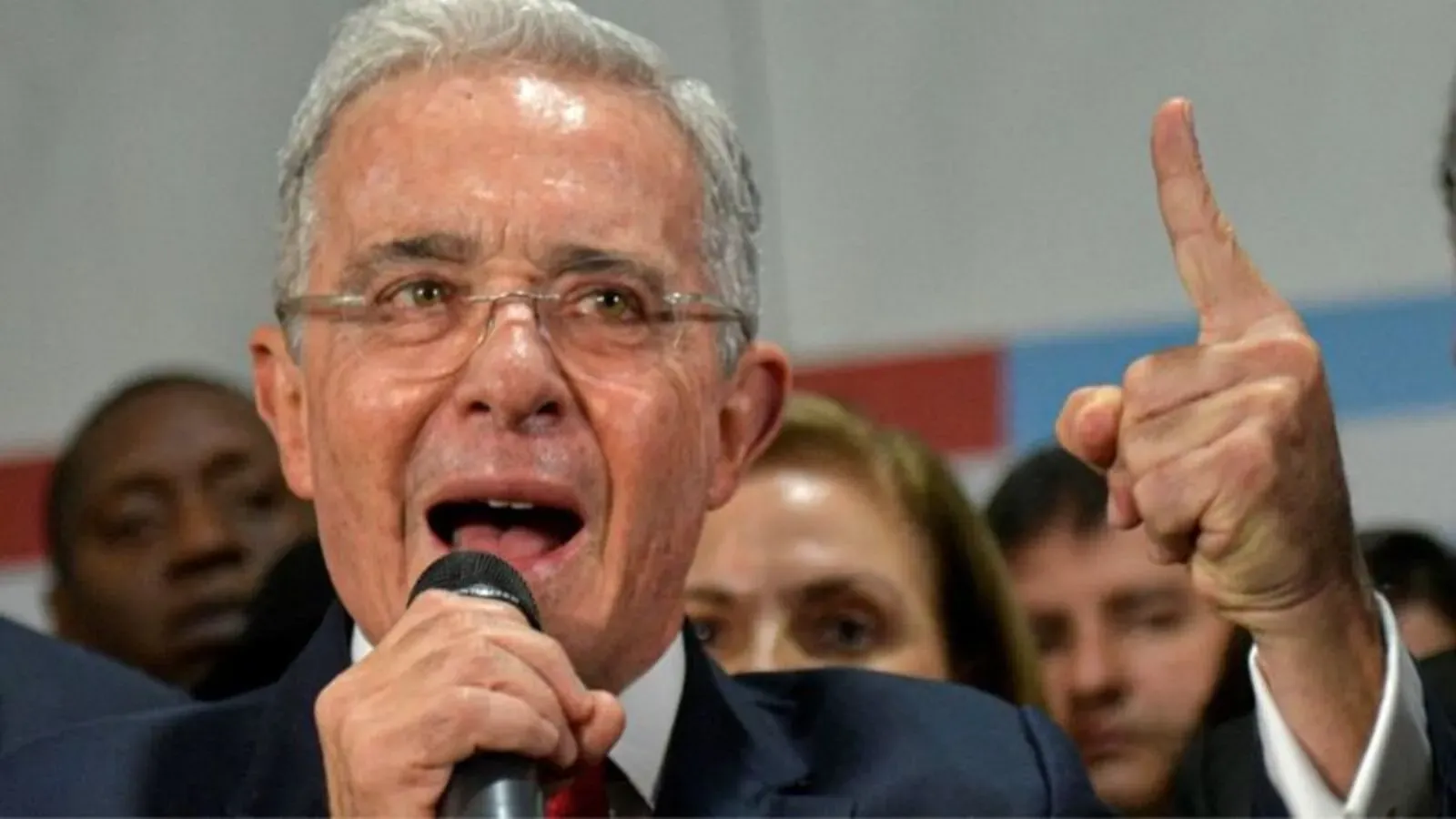 Condenan a expresidente Álvaro Uribe