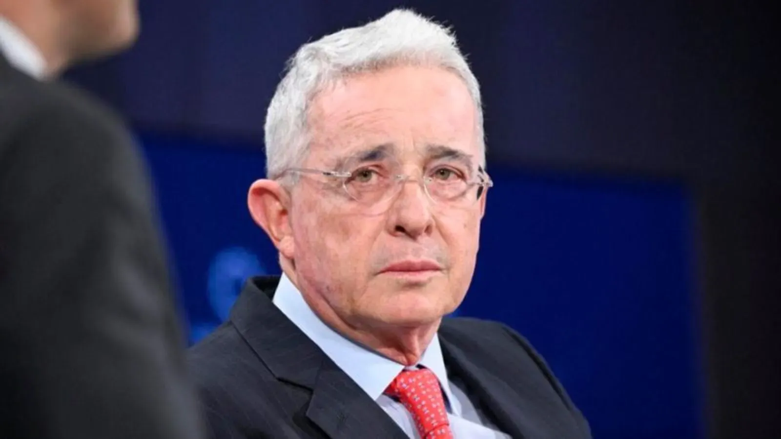 Condenan a expresidente Álvaro Uribe