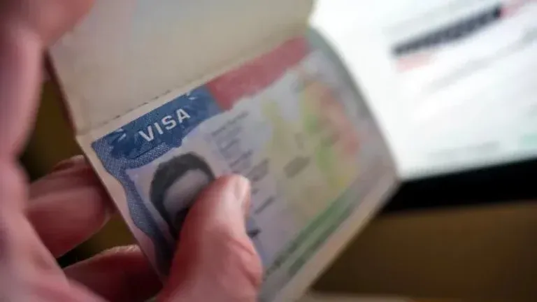 Estados Unidos inicia revisión masiva de 55 millones de visados