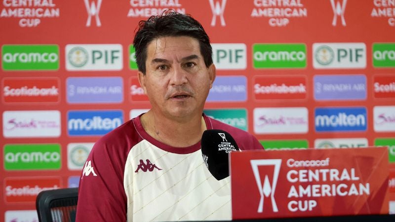 El técnico del Saprissa, Vladimir Quesada, se prepara para una revancha contra el entrenador de Motagua, Javier López.