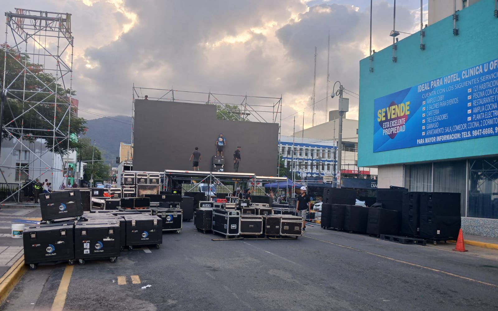 Esta tarde, staff de Libre continuaba armando la tarima frente al Parque Central de SPS.