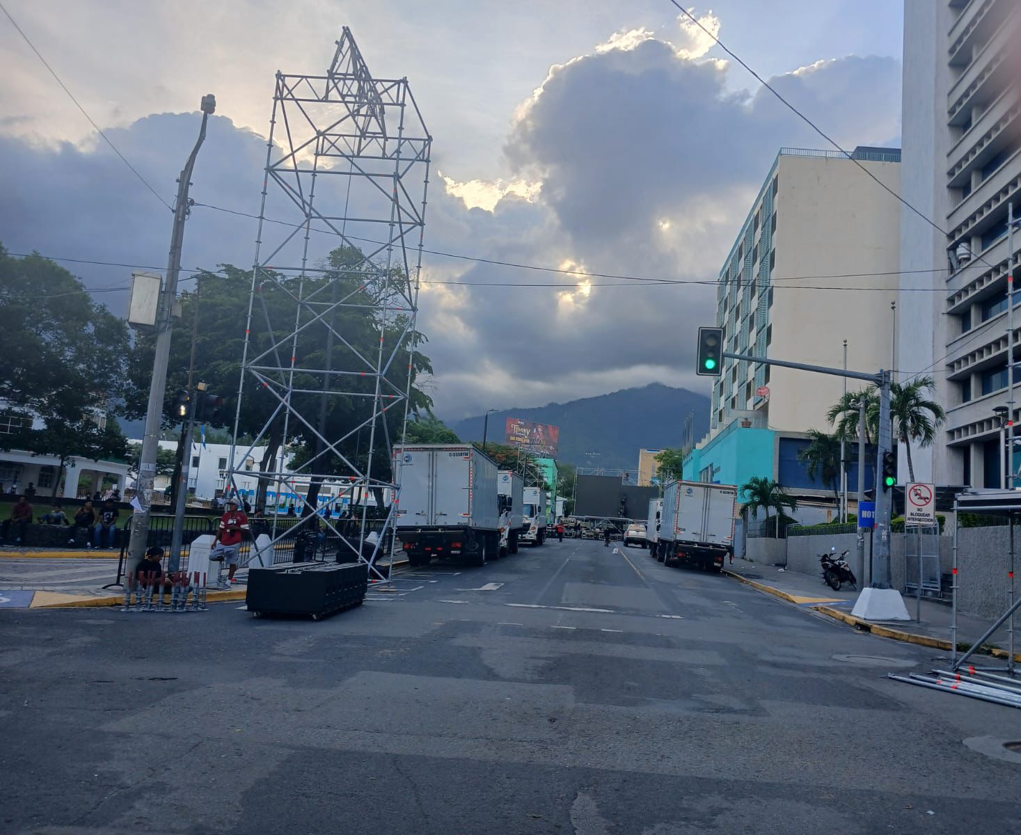 Accesos a la primera calle fueron cerrados desde el jueves por la noche.