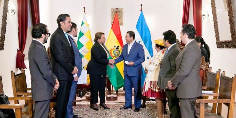 Xiomara Castro llega a Bolivia para celebrar el Bicentenario y previo a elecciones
