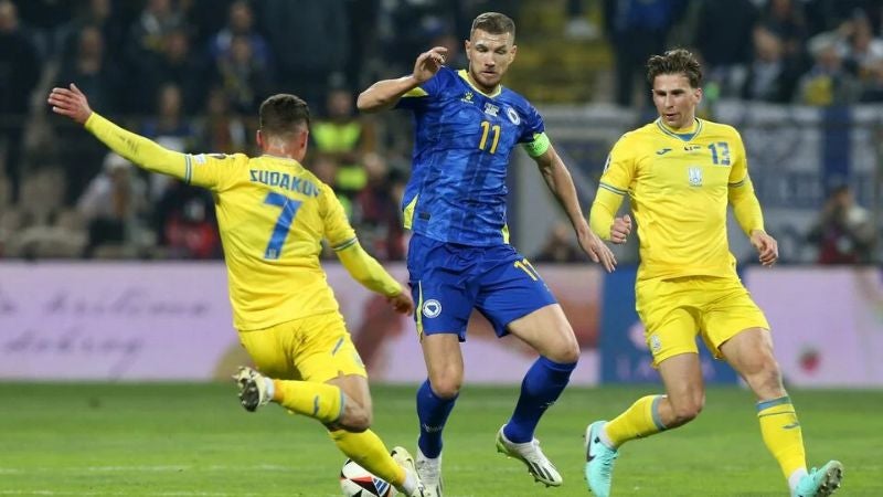 Zabarnyi durante un partido con la Selección de Ucrania.