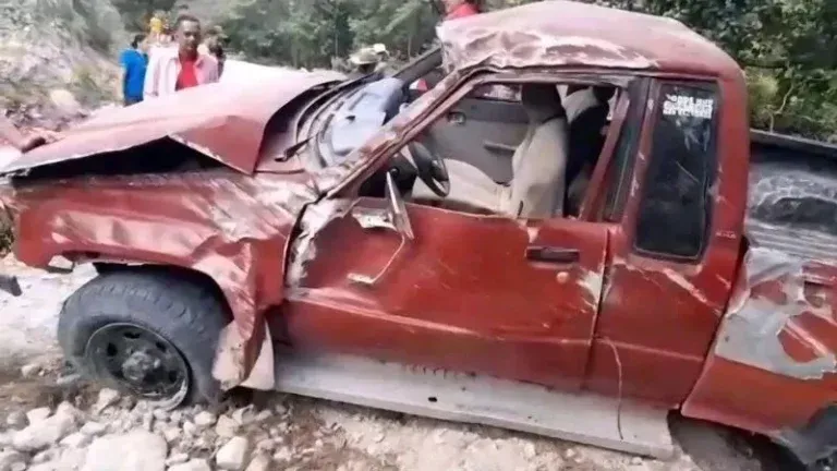 Confirman muerte de dos personas tras accidente en Maraita, FM
