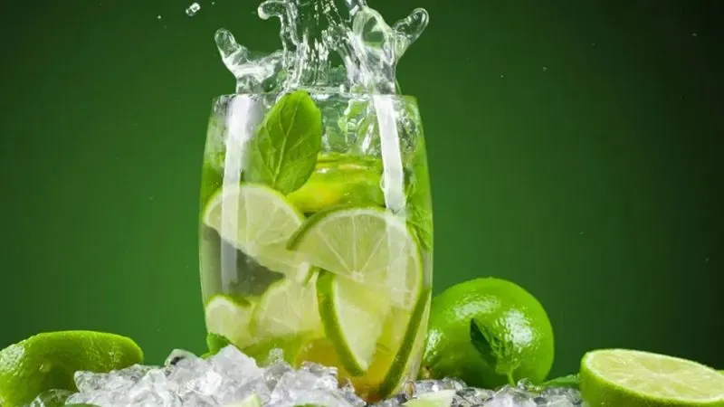 Agua con limón en ayunas: cómo un hábito simple puede mejorar tu salud