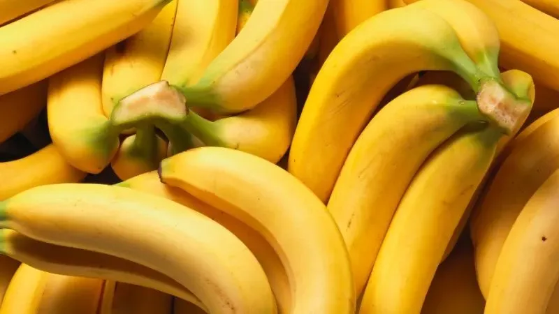 ¿Banana para el estreñimiento? Esto dice la ciencia sobre su impacto en la salud intestinal