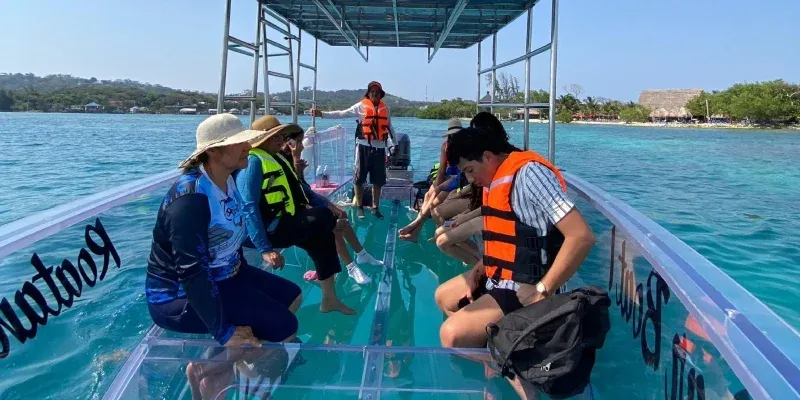Roatán: Dos adultos mayores emprenden con novedoso bote transparente
