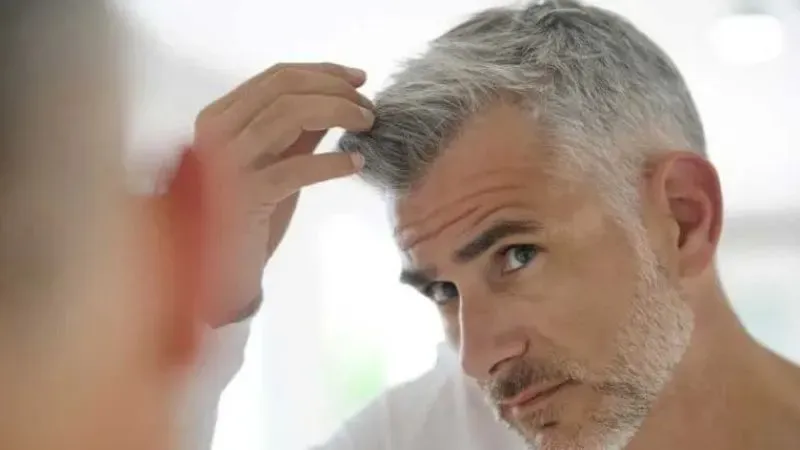 Salud capilar y canas: cómo la vitamina B5 podría frenar el encanecimiento