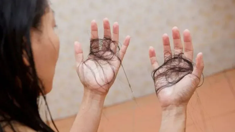 Descubre los principales motivos de la caída de cabello en mujeres