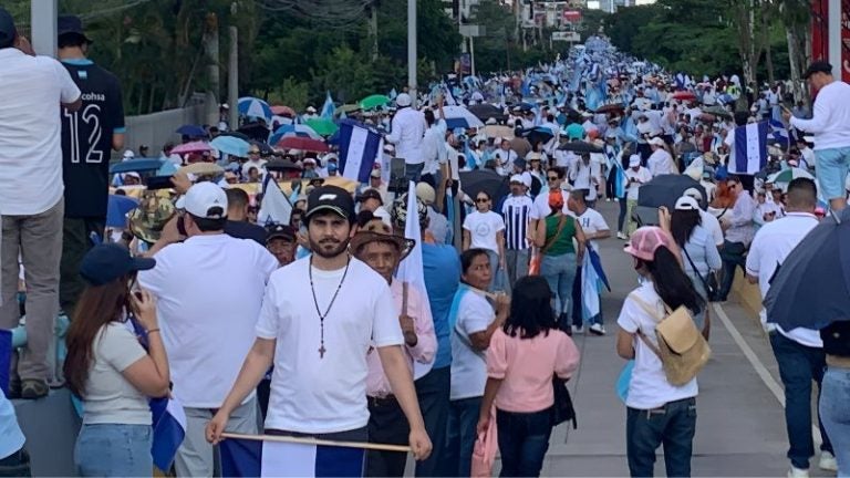 Caminata histórica: hondureños se movilizaron masivamente por la paz y la democracia