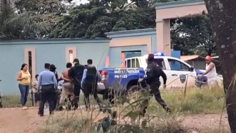 Borracho arma escándalo durante entierro en Olancho y lo detienen