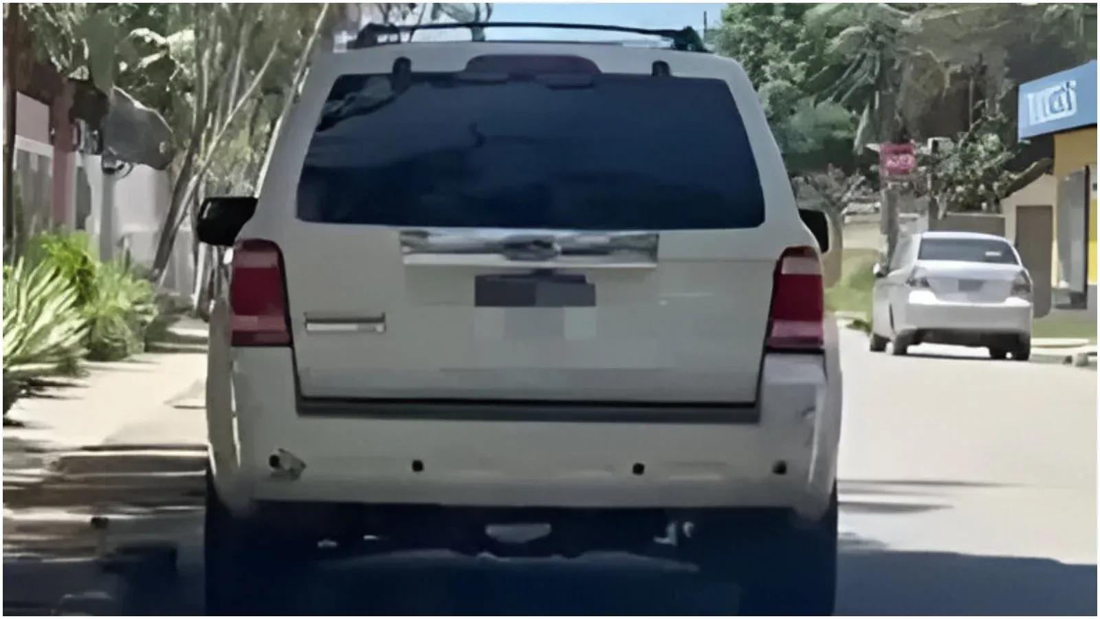 personas teniendo intimidad en carro sps