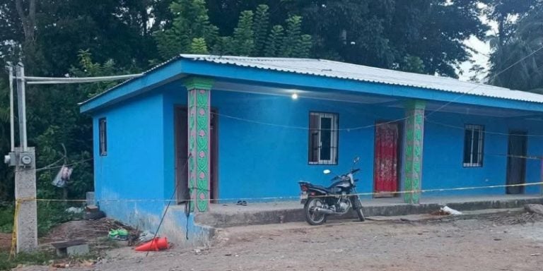 Acribillan a un hombre y su hijastro en su vivienda