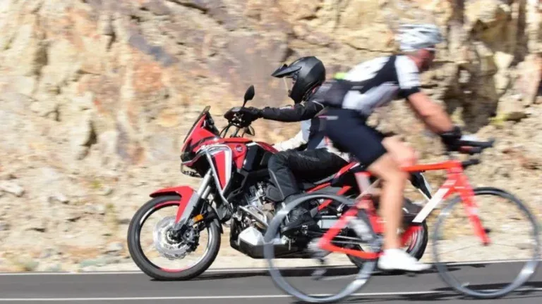 España implementa medidas de seguridad obligatorias para motociclistas y ciclistas