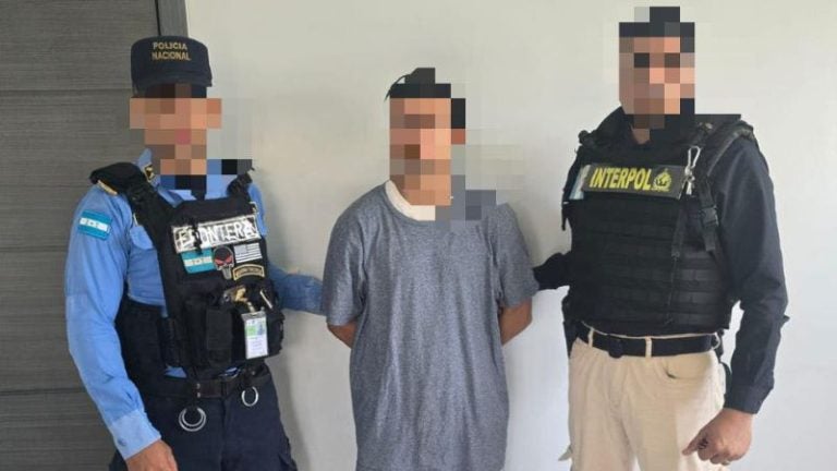 Deportan a hondureño de EEUU y es arrestado por asesinato