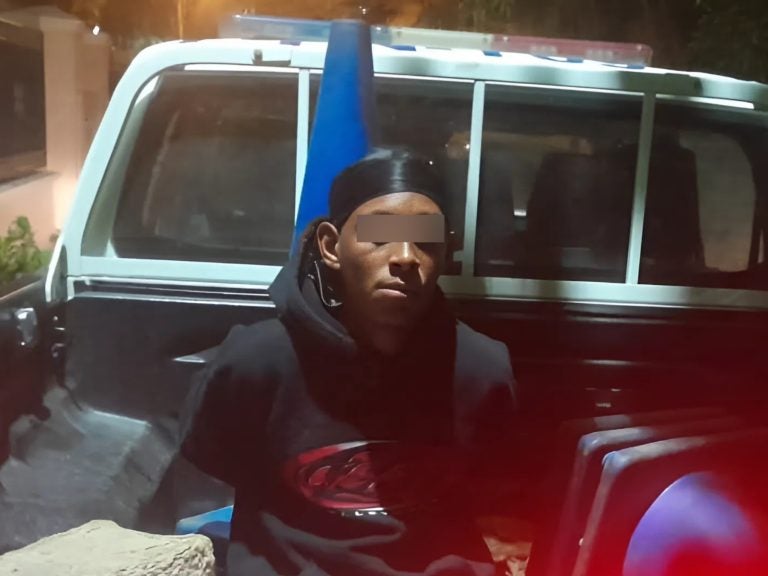 Madre entrega a su hijo a la Policía por agredir a un anciano en Roatán