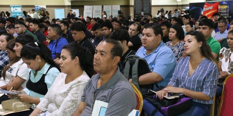hondureños acuden a la feria de oportunidades