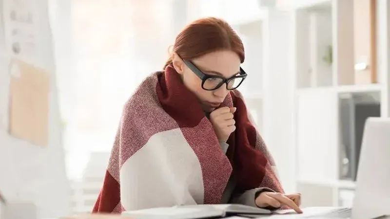 ¿Las mujeres sienten más frío que los hombres? La ciencia responde